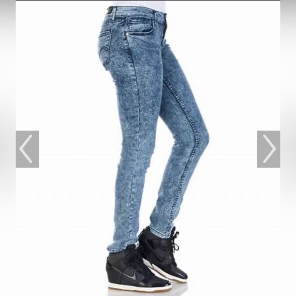 Levi’s 524 Low Rise Skinny Jeans Size 7 EUC